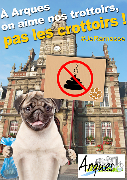 affiche avec un petit chien qui tien un sac de crottes devant la mairie