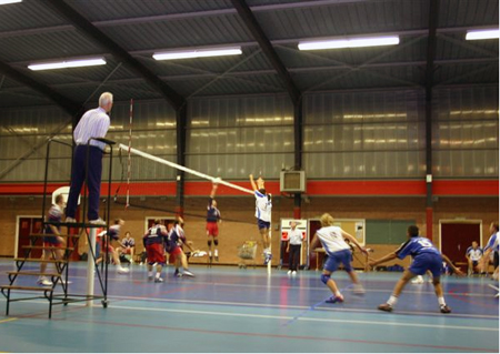 jeunes hommes disputent un match de volley ball