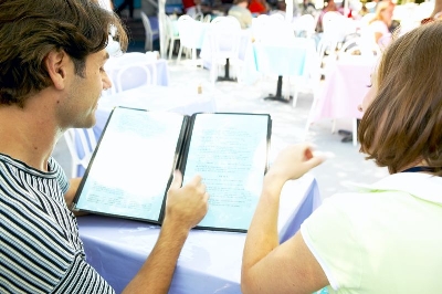deux personnes lisent la carte des menus au restau