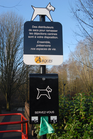 panneau avec distributeur de sac pour les crottes de chien