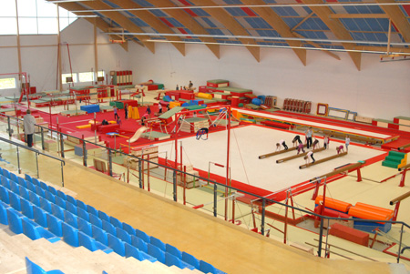 intérieur de la salle avec équipement de gym