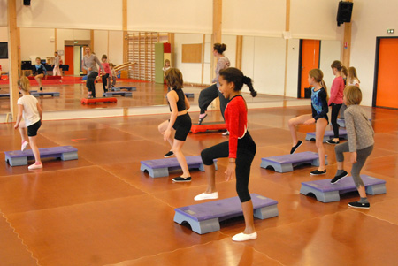 fillettes qui font du step