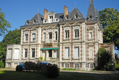 grand château avec murs blanc, une tour, toiture noire