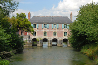 bâtiment qui est au dessus de la rivière