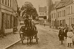 Photo de Walbert sur un carrosse et qui passe au travers d'une rue bondée de monde