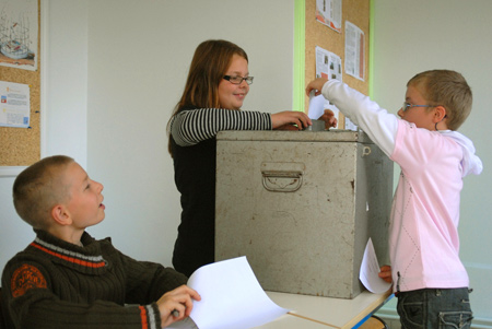 enfants font une simulation d'élection