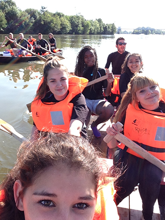 enfants rament sur leurs bateaux