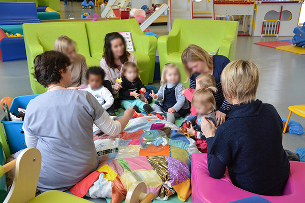 ronde d'adultes et d'enfants