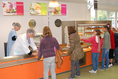 enfants font la queue pour être servi