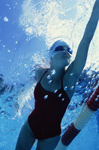 femme qui nage sous l'eau