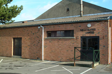 extérieur de la salle on voit le bâtiment en brique marron et avec écrit salle alfred andré