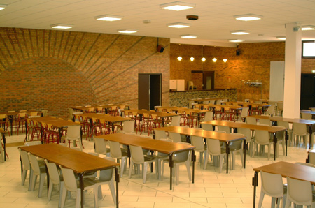 intérieur d'une salle avec de nombreuses tables et chaises autour