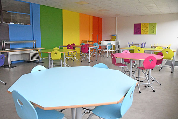 salle de restaurant bm avec des tables et des chaises