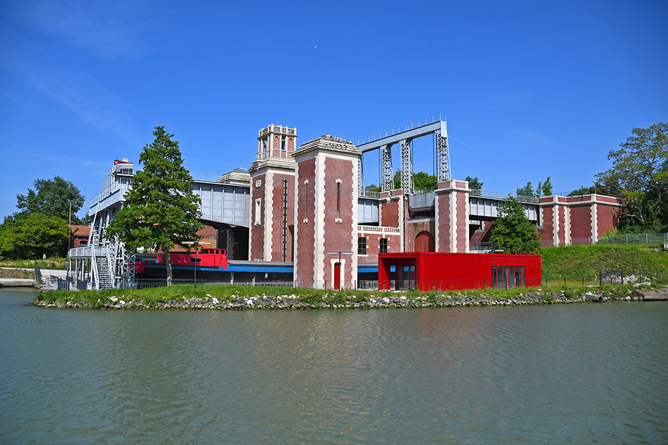 grande infrastructure rouge et grise qui porte un bateau