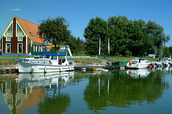 port de plaisance vue d'en bas avec des bateaux