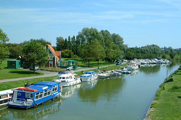 port de plaisance avec plein de bateaux alignés