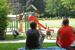 deux adultes assis devant des jeux pour enfants