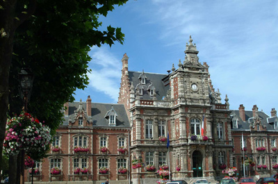 Grand bâtiment de plusieurs mètres de haut très imposant, on y voit Marie Grouette